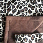 Decke "Leo" ist ca. 50 x 70 cm , aus Fleece/Fellimitat ,bis 40°C im Feinwaschgang waschbar, nicht Trockner geeignet. Ab 12,95€