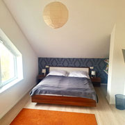 Großes Schlafzimmer im Obergeschoss 