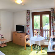 Wohnraum mit Kochgelegenheit, Hotel- Pension Enzian Todtnauberg