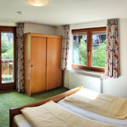 Schlafzimmer mit Ausblick, Hotel- Pension Enzian Todtnauberg