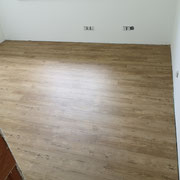Heller Vinylboden im Neubau verlegt