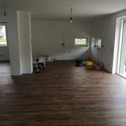 Dunkler Vinylboden im Neubau verlegt