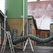 Nach der Reinigung wird das Silo mit Warmluft getrocknet