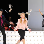 Geani Brad (Malatesta), Ingrid Frøseth (Norina), Dong Won Kim (Ernesto), Opernchor, Publikum, Foto: Nils Klinger