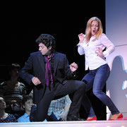 Geani Brad (Malatesta), Ingrid Frøseth (Norina), Opernchor, Publikum, Foto: Nils Klinger