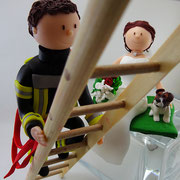 Tortenfigur Brautpaar Feuerwehrmann auf Leiter