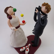 Tortenfigur Brautpaar jonglierende Braut und fotografierender Bräutigam