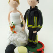 Tortenfigur Brautpaar Feuerwehr mit Reithelm