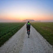 Mary fährt dem Sonnenaufgang entgegen