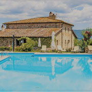 Swimmingpool vor dem Haus