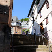 Links (hier nicht im Bild) die Kugelkirche.