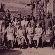 Bei Familie Arthur Stadler einquatierte Soldaten ca.- 1939; Günther Stadler mit Fahrrad und Seitenwagen