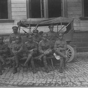Siamesische Soldaten vor dem Schulhaus in Geinsheim