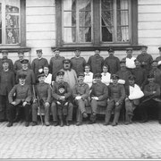Verwundete Soldaten vor dem Schulhaus