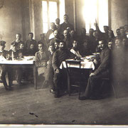 Verwundete Soldaten aus Lazarett (im Schulhaus)