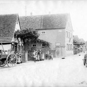 Fahrradhandelung Nett, daneben Postgebüde um 1910
