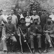 Verwundete Soldaten mit Lazarett-Schwester