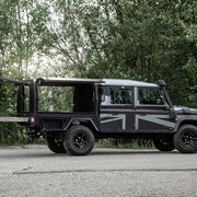 Land Rover Defender Pickup mit Festaufbau, geräumigem Heckauszug und seitlichen Toolboxen für Geländeeinsätze