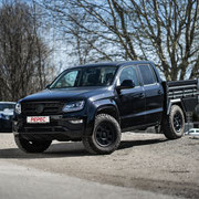 VW Amarok Pickup mit Pritschenumbau, ausgestattet mit klappbaren Bordwänden und seitlichen Stauboxen für vielseitige Einsätze