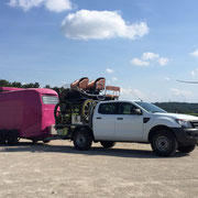 Kutschentransport mit umgebauter Flatbed Ladefläche auf Ford Ranger Pickup