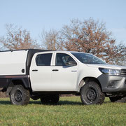 Toyota Hilux Doppelkabiner Pickup mit Festaufbau-Umbau, ideal für Gewerbe, Offroad- oder Camping-Einsätze