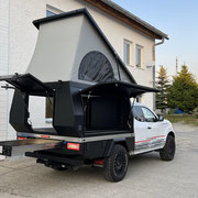 Nissan Pickup Flatbed Camper mit großem Aufstelldach und flexibel gestaltbarem Innenraum für Offroad- und Camping-Abenteuer