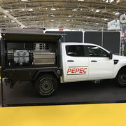 Pickup Camper mit Ladefläche, Absetzbox, Dachzelt und Innenausbau mit Kühlbox, Kühlboxauszug und Schubladen