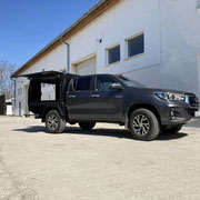 Multifunktionaler Pickup-Aufbau auf Toyota Hilux Doppelkabiner mit seitlichen Toolboxen im unteren Bereich