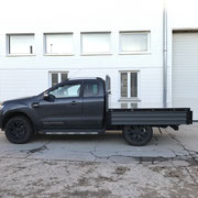 Ford Ranger Pickup mit Ladeflächenumbau und abgeklappten Bordwänden für flexiblen Transport