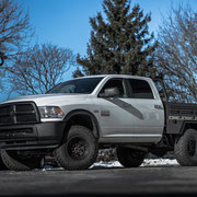 Dodge RAM 2500 Pickup mit Ladeflächenumbau, Bordwänden, seitlichen Toolboxen, Heckauszug und hohem Frontbügel
