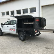 Ford Ranger Doppelkabiner Pickup mit Ladefläche, Absetzbox, seitlichen Toolboxen, Heckauszug und Innenausbau