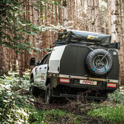 Ford Ranger Pickupumbau mit Wechselaufbau für Offroad-Camping, ausgestattet mit Dachzelt, Reserverad und Markise