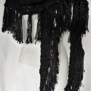 Schwarzer Schal mit langen Fransen von New Yorker