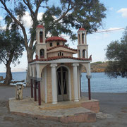 Agioi Apostoli - Petite chapelle près de la plage.