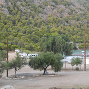 Perachora - Le parking et l'auberge.