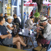Athènes - Petit café avant la visite des lieux.