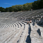 Epidaure - Le théâtre et ses cinquante cinq rangées de gradins.