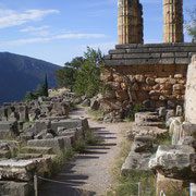 Delphes - Entrée du Temple d'Apollon.