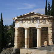 Delphes - Le Trésor des Athéniens. Petit temple, offert par la ville d'Athènes. Il renfermait les offrandes faites à Apollon pour le remercier de la victoire après la bataille de Marathon.