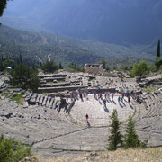 Delphes - Vue générale sur le théâtre, le temple d'Apollon, le trésor des Athéniens et la vallée du Pleistos, couverte d'oliviers et qui file jusqu'à la mer.