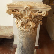 Le Musée - Chapiteau de colonne en feuille d'acanthe.