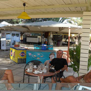 Analipsi Beach - Pause café. En Grèce, un verre d'eau accompagne toujours le café !!