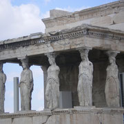Athènes - L'Erechthéion: les six statues supportant avec grâce le portique sud.