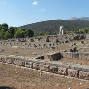 Epidaure - Sanctuaire d'Asclépios:.Hestiatorion ou gymnase avec l'Odeon romain au centre.