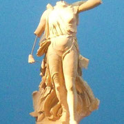 Le Musée - Statue de Niké ''La Victoire''. Oeuvre du sculpteur  Paionios.