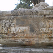 Delphes - Sarcophage devant le musée.