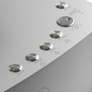左からパワー、リキッド／洗浄液放出、プラッター／正逆回転切り替え、プラッタースピードコントロール、バキュームスイッチ
