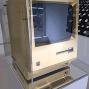 mac_nugget_01, 2013, Macintosh, 512k_blattgold, Unikat, 30 x 40 x 40 cm