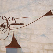 BRAINFISH, 2009, kinetische Eisenskulptur in 8 beweglichen Teilen, gebogen/geschweißt, Bewegungsdurchmesser: 230 cm, 90 x 225 x 70 cm