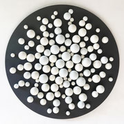 Pulse I 2019 Glasiertes Porzellan auf pigmentierter Holzfaser, 122-teilig  100 x 100 x 9 cm